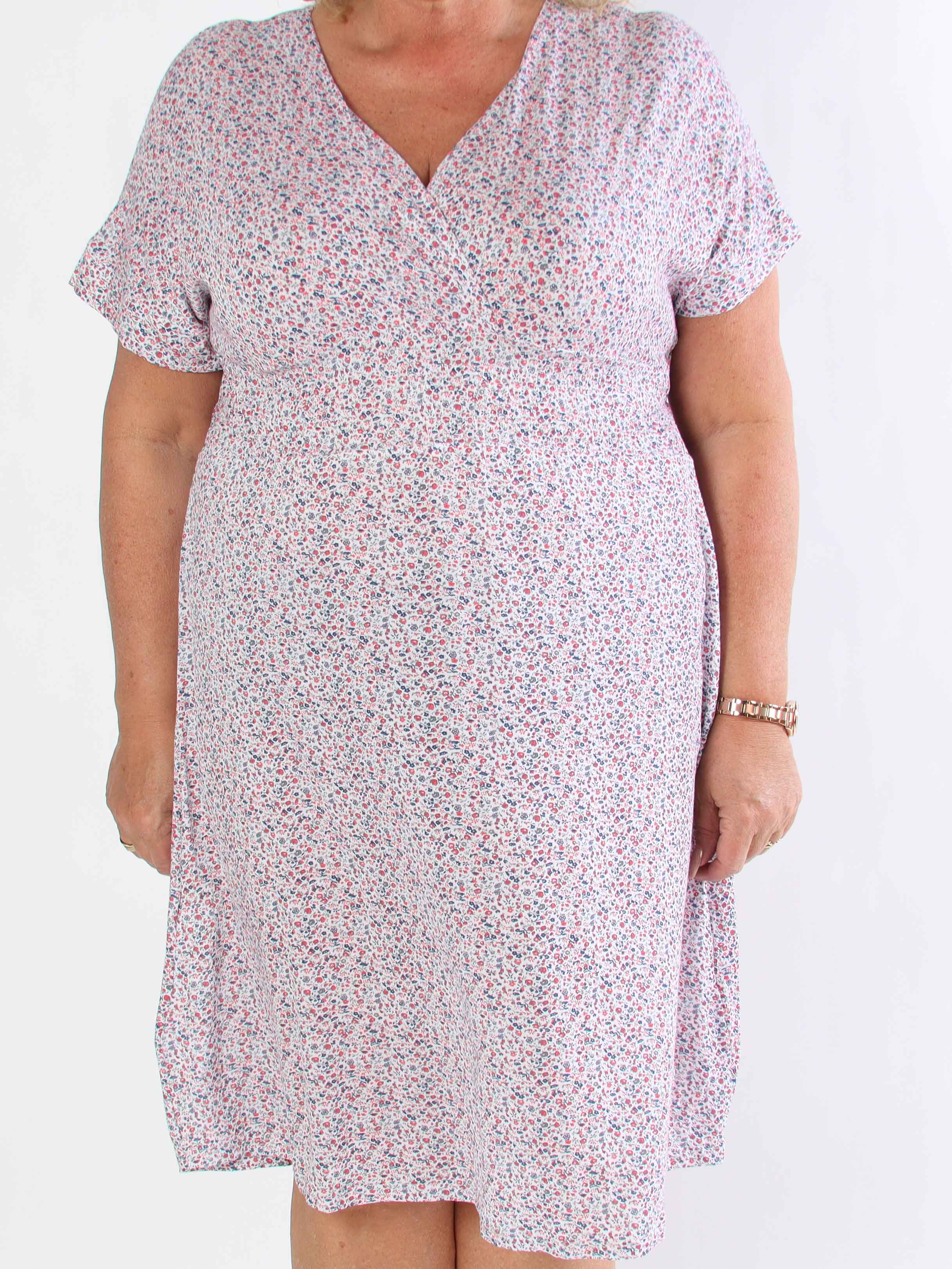 Maryam - Söt plus size klänning i mjuk viskos med blomstermönster